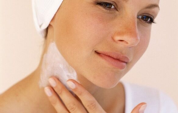 нанасяне на крем за подмладяване на кожата на шията и деколтето