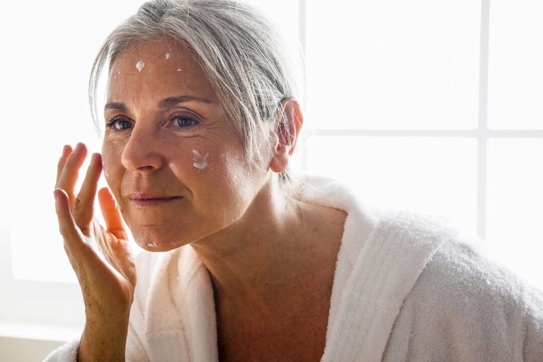 Нанасяне на крем против стареене за овлажняване и подхранване на кожата на лицето