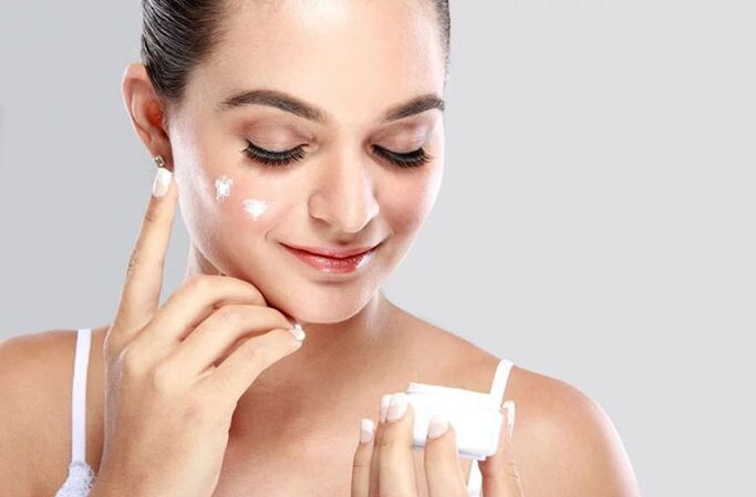 Преди да използвате масажора, нанесете крем върху лицето си