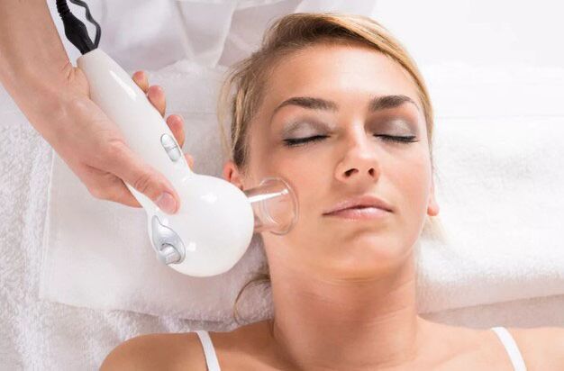 Процедурата с вакуумен масаж ще ви помогне да почистите кожата на лицето и да изгладите бръчките